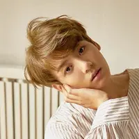 Jungkook BTS mendapat julukan sebagai golden maknae, pasalnya ia punya suara merdu dan jago ngedance. Cowok ganteng ini mulai kariernya di dunia hiburan sejak umur 15 tahun. (Foto: soompi.com)