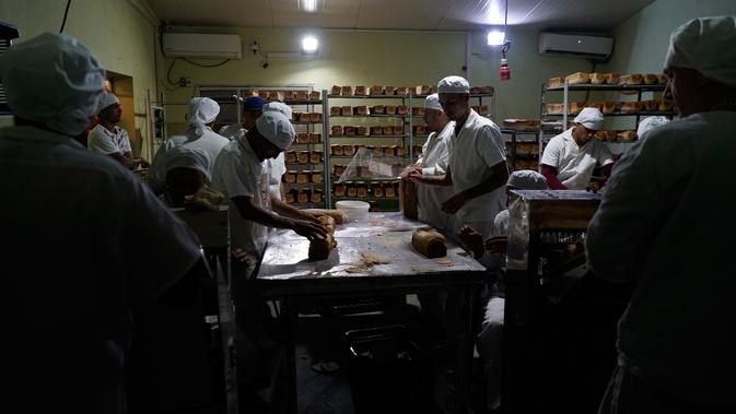 Para narapidana bekerja di sebuah toko roti di Penjara Punta de Rieles, Montevideo, Uruguay, 15 Mei 2019. Toko roti ini dimulai oleh dua narapidana yang mempertahankannya meski telah dibebaskan dan sekarang mempekerjakan 50 hingga 70 narapidana. (AP Photo/Matilde Campodonico)