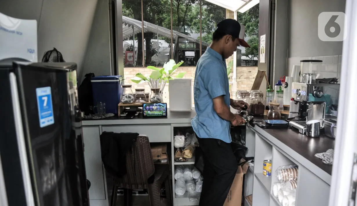 Seorang pekerja yang merupakan penyandang disabilitas membuat minuman kopi pesanan pelanggan di Kafe Difabis Coffee & Tea, Kompleks Kantor Wali Kota Jakarta Timur, Senin (19/12/2022). Kafe yang didirikan oleh Baznas (Bazis) DKI Jakarta tersebut diharapkan dapat mengembangkan dan memaksimalkan peran dari Kafe Difabis yang dioperasikan oleh kawan-kawan difabel untuk memberikan pemahaman pada masyarakat dan kesetaraan. (merdeka.com/Iqbal S. Nugroho)