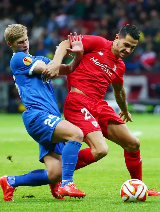Gelandang Sevilla, Vitolo (kanan) berusaha melewati Valeriy Fedorchuk pada final Europa League Sevilla di Stadion Narodowy, Polandia, Kamis (28/5/2015). Sevilla menang 3-2 atas Dnipro Dnipropetrovsk.  (Reuters/Eddie Keogh)