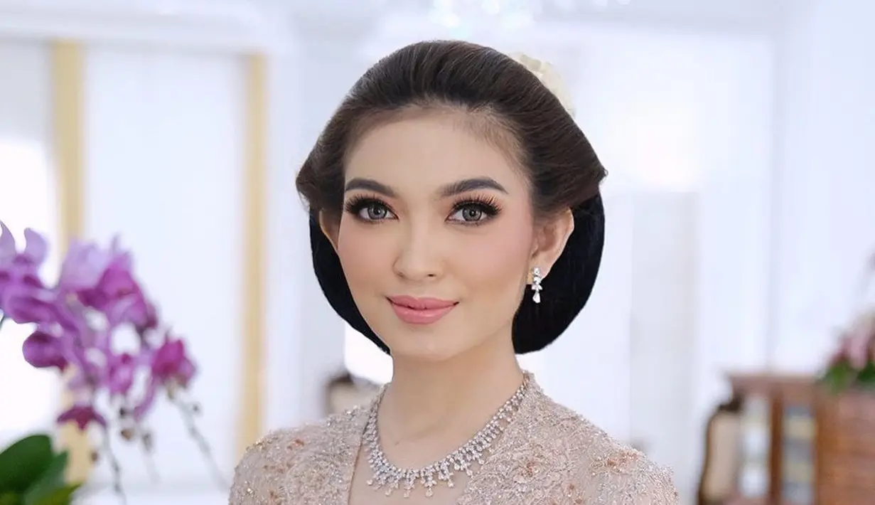 Potret ayu Selvi Ananda tampil berkebaya dan makeup soft yang flawless. Kebaya cokelat muda disempurnakan dengan makeup bernuansa merah muda yang sangat hangat dan lembut, menonjolkan fitur wajah terbaik Selvi Ananda, seperti mata dan bibirnya. Rambutnya digulung dengan gaya khas perempuan Jawa. [Foto: Instagram/doleytobing]