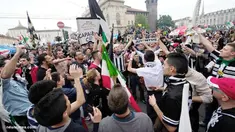Para pendukung Juventus merayakan keberhasilan Juventus meraih Scudtto gelar Serie A musim 2012/2013 setelah mengalahkan Palermo 1-0, di Turin, Minggu, 5 Mei, 2013