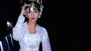 Wanita yang  berhasil meraih gelar Miss Grand Indonesia 2020 ini bikin pangling dengan busana adat berkebaya putih dan mahkota tinggi. (Liputan6.com/IG/@aurrakharishma)
