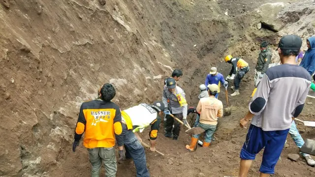 Korban terimbun pasir di Tembi, Kejajar, Wonosobo, dievakuasi dengan cara manual agar tak terkena alat berat. (Foto: Liputan6.com/Polres Wonosobo/Muhamad Ridlo)