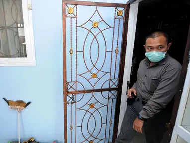 Direktorat Tipikor Bareskrim Mabes Polri melakukan penggeledahan rumah Yayat A Sudrajat tersangka kasus dugaan korupsi proyek pembangunan Stadion Gedebage di Perumahan Sarie Bunga Bakung D25, Bandung, Jumat (22/5/2015). (Liputan6.com/Helmi Fithriansyah)