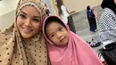 Sebelumnya, Farah dan putrinya sholat ied di masjid Amerika Serikat. Farah mengenakan mukena coklat polkadot dan putrinya mengenakan kerudung pink. [@farahquinnofficial]
