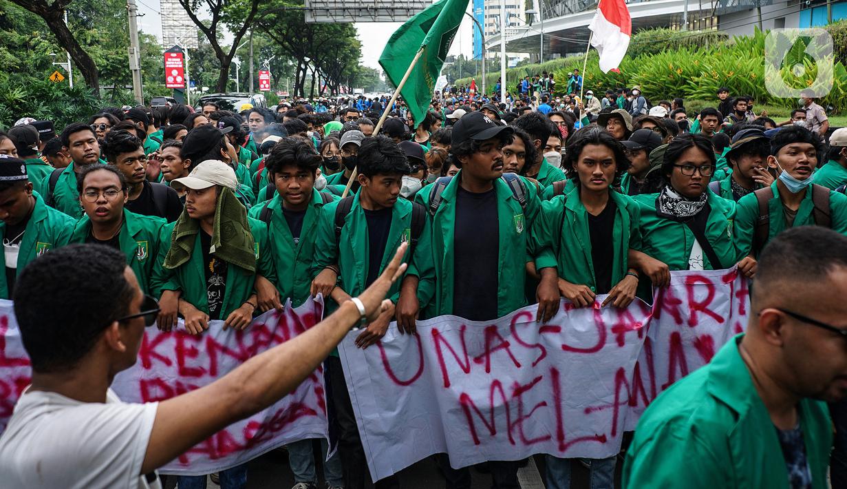 Mahasiswa dari berbagai kampus berjalan untuk melakukan demonstrasi menuju gedung DPR, Jakarta, Senin (11/4/2022). Mahasiswa menuntut sejumlah isu, diantaranya pemerintah menstabilkan harga bahan bakar yang naik, minyak goreng langka dan tolak jabatan Presiden 3 Periode. (Liputan6.com/Johan Tallo)