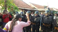 Pengosongan rumah di Asrama Deninteldam Jaya Cibubur, Jakarta Timur diwarnai dorong-dorongan penghuni rumah dengan petugas (Liputan6.com/ Richo Pramono)