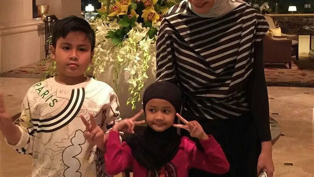 6 Potret Inneke Koesherawati dan Anak Angkat, Penuh Kehangatan