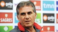 Portuguese coach Carlos Queiroz speaks during a press conference in Zenica on November 17, 2009, on the eve of their WC2010 play-off football match against Bosnia and Hercegovina. AFP PHOTO / DIMITAR DILKOFF