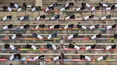 Personel Pasukan Keamanan Perbatasan (BSF) mengambil bagian dalam sesi yoga pada Hari Yoga Internasional di perbatasan Attari-Wagah antara India dan Pakistan di pinggiran kota Amritsar pada tanggal 21 Juni 2025. (Narinder NANU/AFP)
