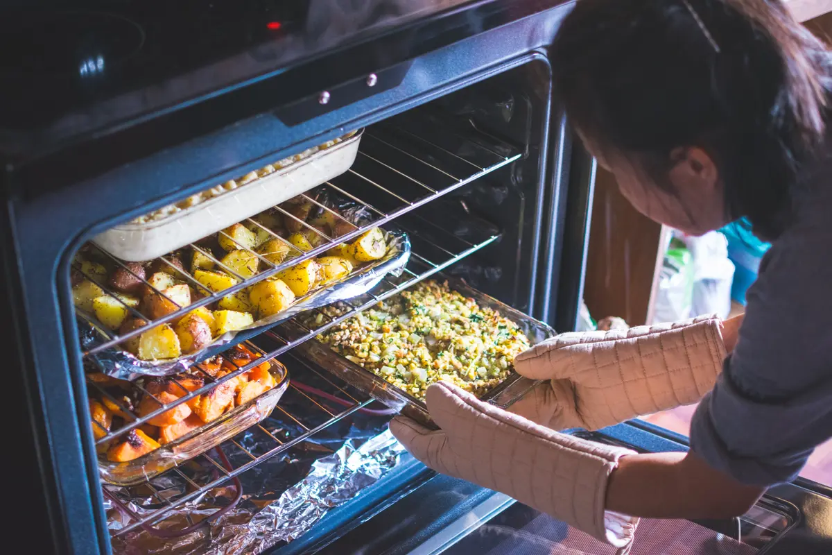 Ilustrasi memanaskan hingga Memanggang Makanan di oven/dok. Unsplash Alex
