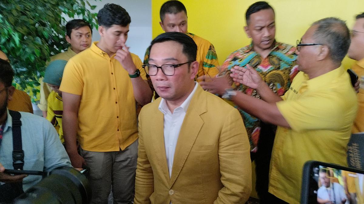 Teacher Fired After Questioning Governor Ridwan Kamil on Instagram - Vimarsana News
