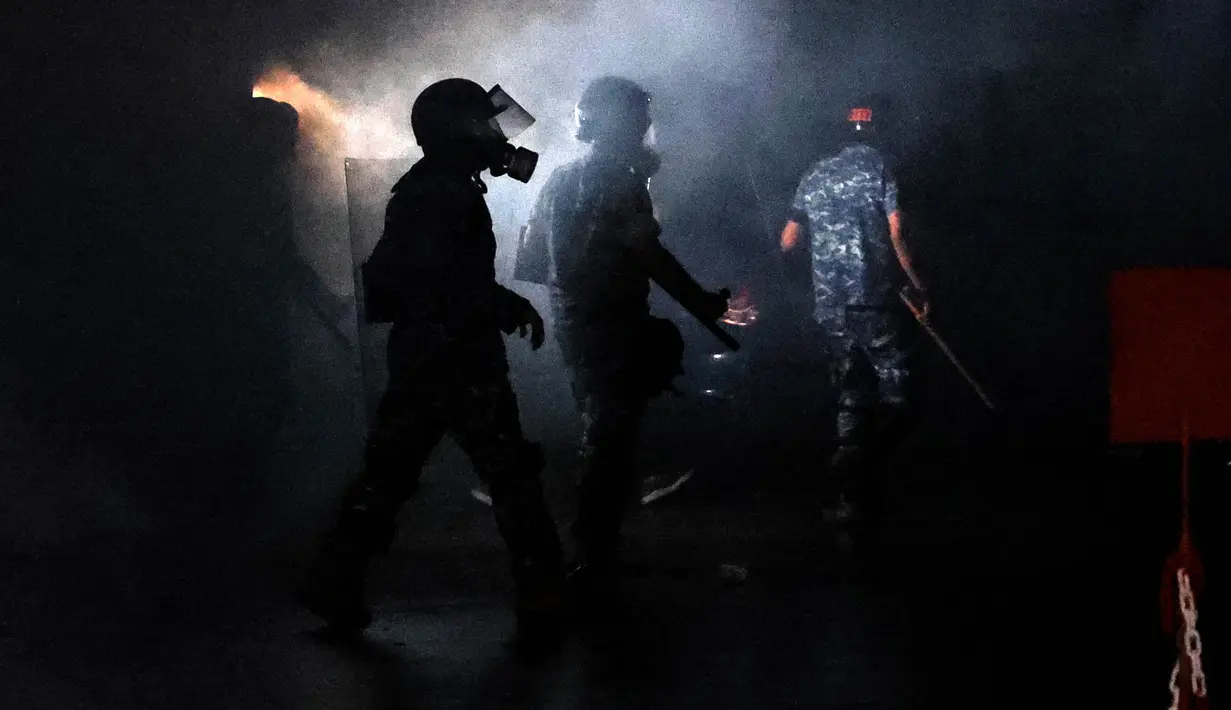 Pasukan keamanan Lebanon mengamankan area di luar Kedutaan Besar AS setelah bentrokan dengan para demonstran selama protes solidaritas untuk warga Gaza di Awkar, sebelah timur Beirut, pada 18 Oktober 2023. (JOSEPH EID/AFP)