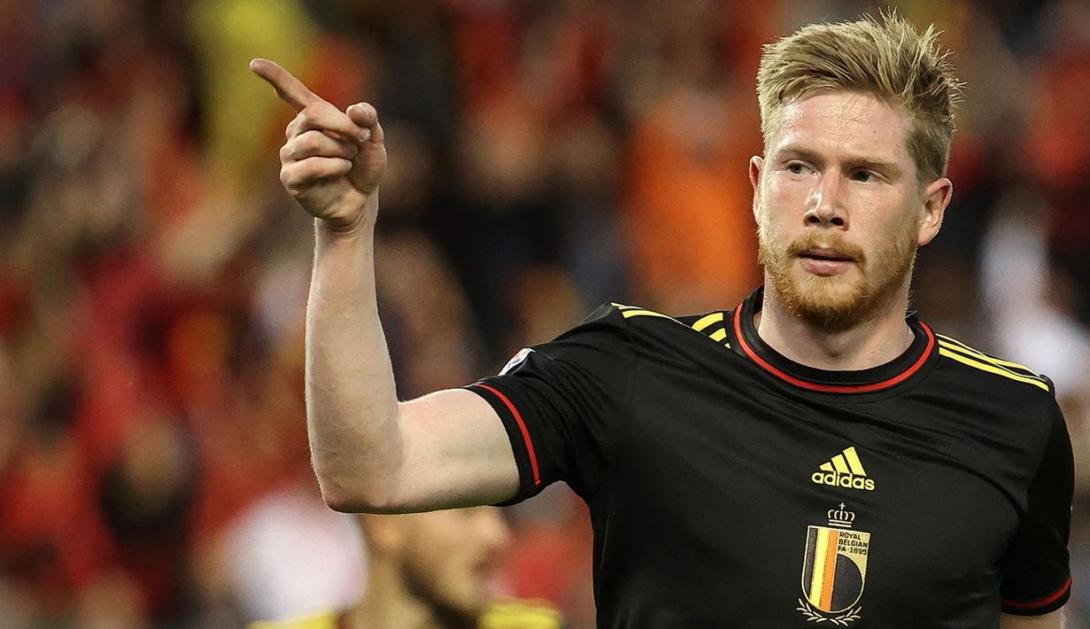 Kevin De Bruyne membuat Belgia berbalik unggul di babak kedua. Pemain Manchester City tersebut sukses mencetak gol usai bekerjasama dengan Eden Hazard. (AFP/Virginie Lefour)