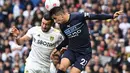 <p>Gelandang Leeds United, Jack Harrison (kiri) bersaing dengan bek Manchester City, Joao Cancelo pada pertandingan lanjutan Liga Inggris di Elland Road di Leeds, Inggris utara (30/4/2022). City menang telak atas Leeds 4-0. (AFP/Oli Scarff)</p>