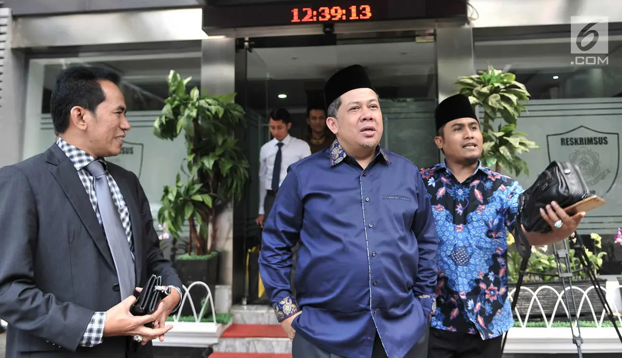 Wakil Ketua DPR RI Fahri Hamzah keluar gedung Mapolda Metro Jaya, Jakarta, Senin (19/3). Fahri menyatakan Sohibul Iman melakukan penyerangan di depan umum dengan menyebut dirinya pembohong dan pembangkang. (Merdeka.com/Iqbal S. Nugroho)