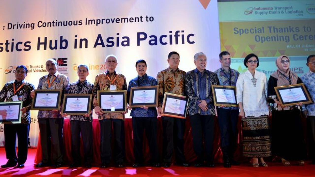 Menteri Keuangan Sri Mulyani menyerahkan sertifikat pengelolaan Pusat Logistik Berikat kepada beberapa perusahaan termasuk PT Lautan Luas Tbk.