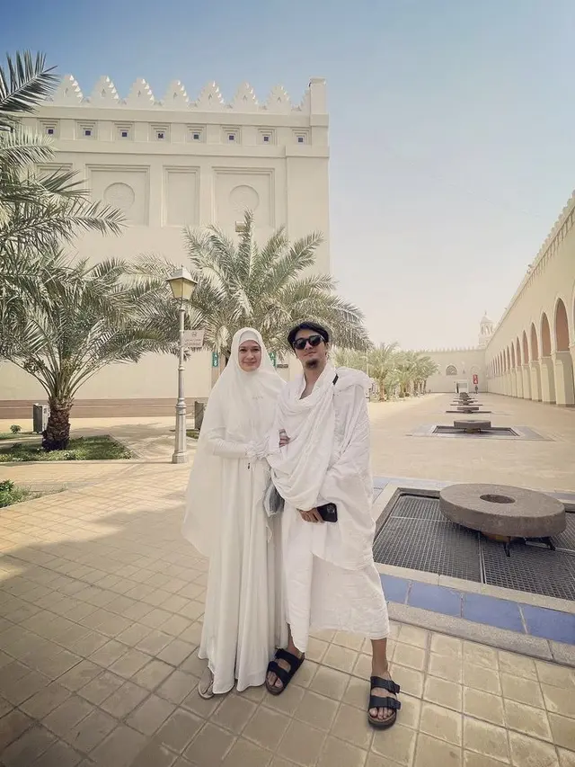 Donna Harun Kenakan Gamis Saat Umrah untuk Pertama Kalinya, credit: @donnaharunofficial