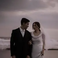 Enzy Storia dan Maulana Kasetra atau Molen Kasetra tampil bergaya internasional dengan wedding gown dan setelan jas dalam foto prewedding [Foto: Instagram @enzystoria]