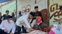 Komisaris PT Persib Bandung Bermartabat, Umuh Muchtar, kala melihat sapi kurbannya yang baru saja dipotong di kediamannya di Gang Desa Kiaracondong, Bandung, Jumat (31/7/2020). (Bola.com/Erwin Snaz)