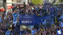 Tima Leicester City berkeliling kota Leicester City dengan trofi Liga Inggris saat disambut ribuan fans, (16/5/2016). (AFP/Glyn Kirk)
