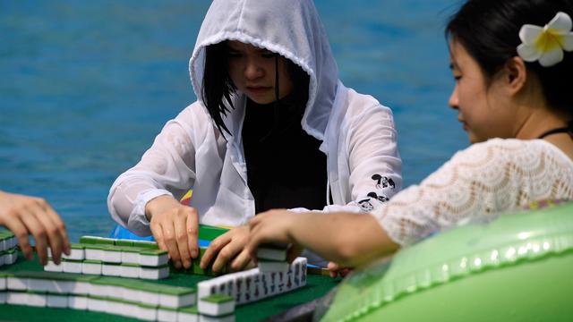 Warga China Main Catur dan Mahjong di Kolam Renang