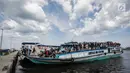 Penumpang berada di kapal wisata usai berlibur perayaan pergantian Tahun Baru 2018 di Pelabuhan Kali Adem, Jakarta, Senin (1/1). Warga padati Kali Adem usai liburan Tahun Baru dari Kepulauan Seribu. (Liputan6.com/Faizal Fanani)