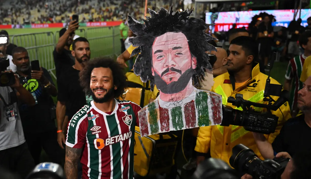 Bek Brasil Marcelo berfoto saat presentasi resminya sebagai pemain baru Fluminense di stadion Maracana di Rio de Janeiro, Brasil pada 10 Maret 2023. Marcelo, juara Eropa lima kali bersama Real Madrid, bergabung dengan Fluminense hingga Desember 2024. (AFP/Carl De Souza)