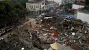 Puluhan petugas dikerahkan untuk membersihkan reruntuhan bangunan yang hancur akibat ledakan yang terjadi Rio de Janeiro, Brasil, Senin (19/10/2015). Petugas masih mecari korban - korban yang terjebak dalam reruntuhan. (REUTERS/Pilar Olivares)