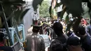 Petugas kepolisian saat menggeledah kediaman orang tua terduga teroris di Jalan Belibis V, Semper Barat, Cilincing, Jakarta, Senin (23/9/2019). Selain rumah tersangka, polisi juga menggeledah kediaman orang tua terduga teroris yang tidak jauh dari TKP. (merdeka.com/Iqbal S. Nugroho)