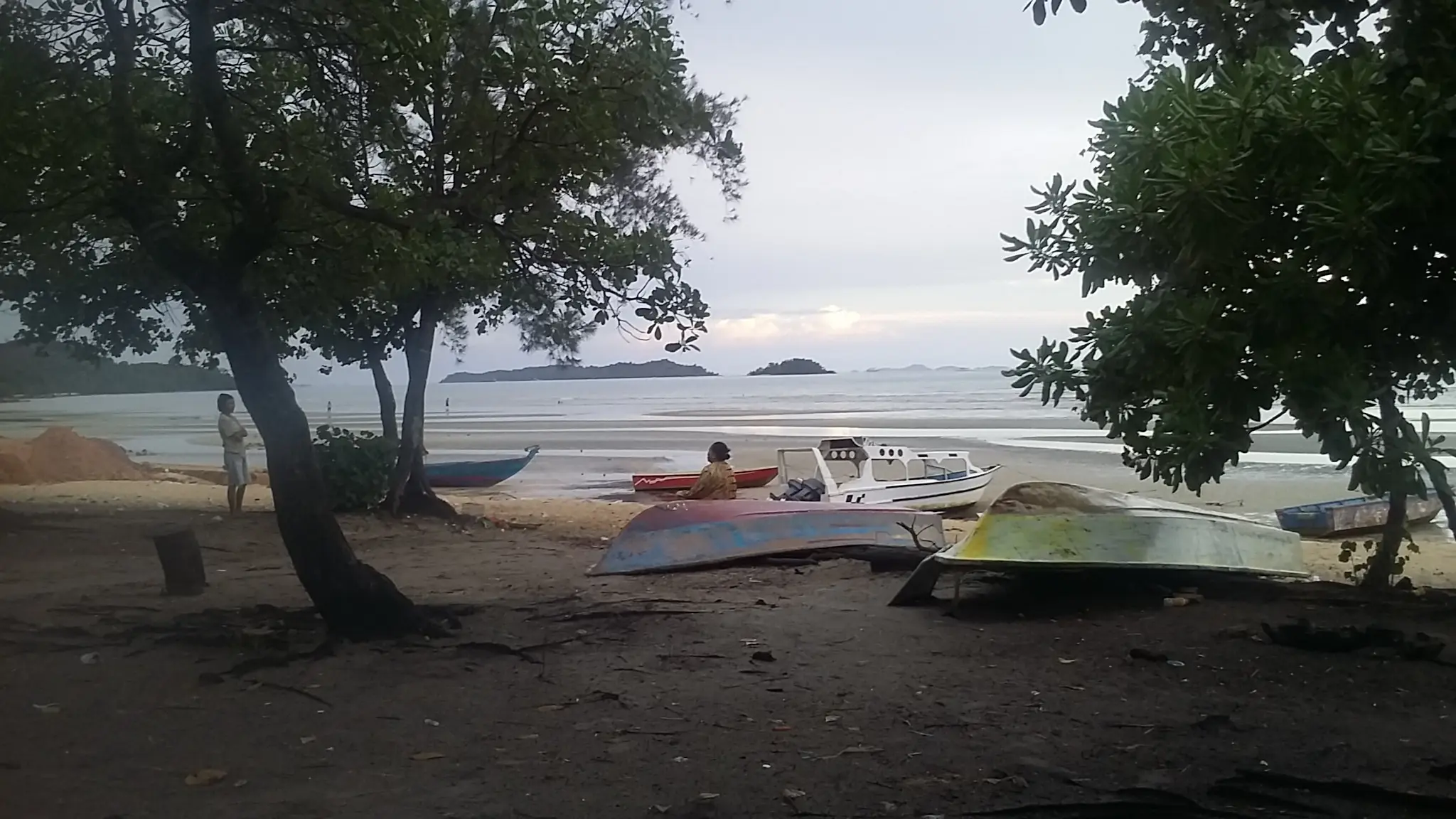 Di Bulan Ramadan, Pantai Melayu ini benar-benar asik untuk dijadikan sebagai tempat ngabuburit sembari menikmati senja di batas cakrawala. (Liputan6.com/Ajang Nurdin).