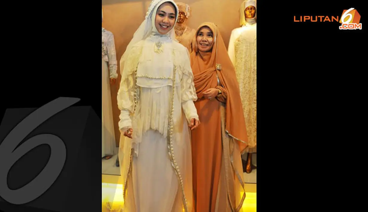 Untuk akad nikah Oki memilih busana dengan tema Spiritual Beauty berupa gaun berwarna broken white (Liputan6.com/Johan Tallo).