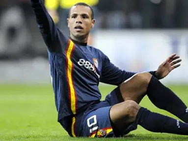 Sevilla's Luis Fabiano Clemente gestures from the ground during their UEFA Cup group C football match against Standard de Liege in Liege on November 06, 2008. AFP PHOTO JOHN THYS 