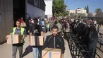 Warga Palestina mengangkat kotak bantuan dari Program Pangan Dunia (WFP) di pusat distribusi di desa Al-Zawayda, di tengah-tengah Jalur Gaza, pada 27 Oktober 2025. (BASHAR TALEB/AFP)