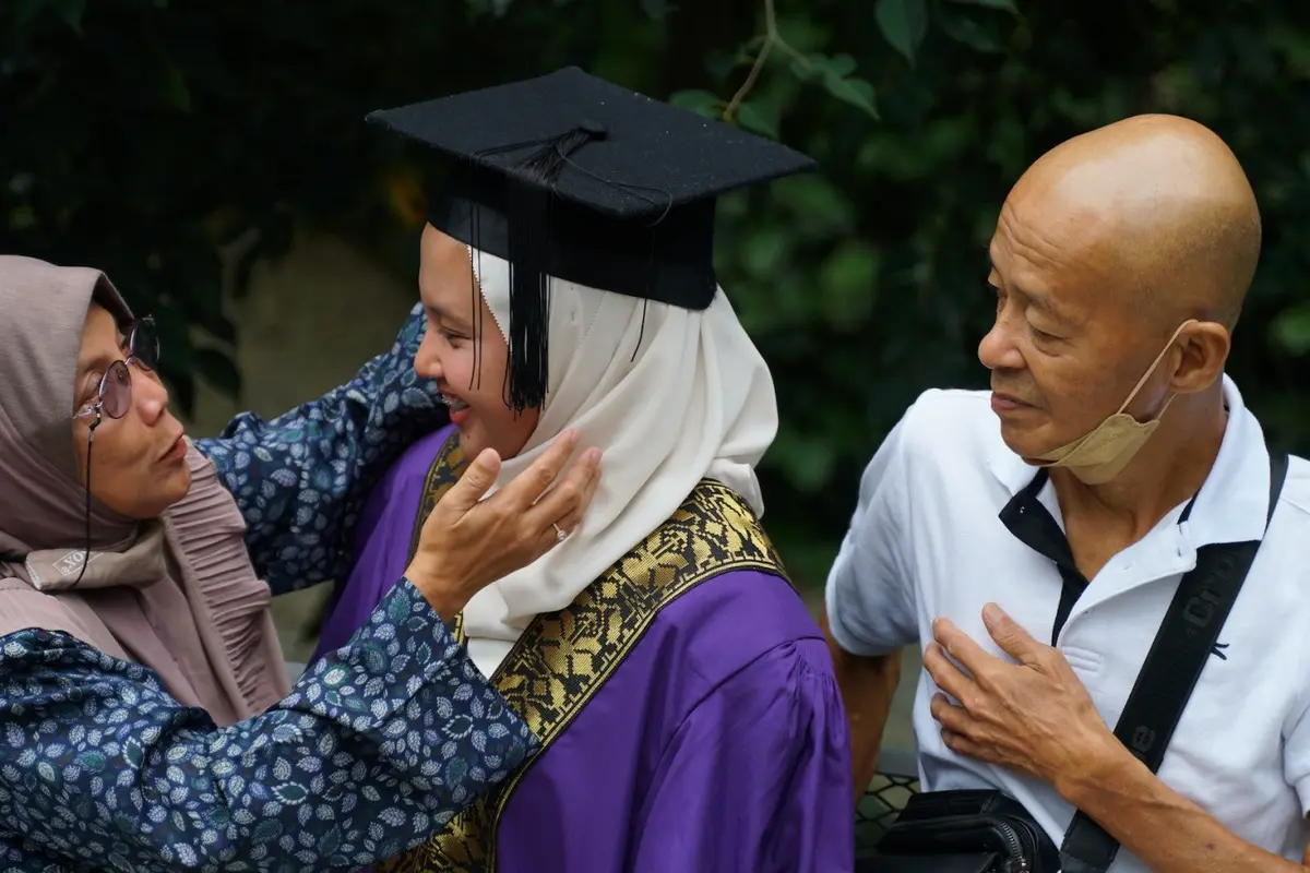 Ilustrasi wisuda, berbakti kepada orang tua