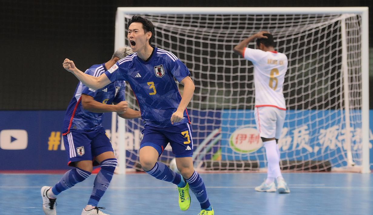 Gol kedua Jepang lahir melalui sepakan Soma Mizutani yang sempat membentur kaki Wendy Brian hingga mengecoh kiper Muhammad Nizar Nayaruddin. (AFC)