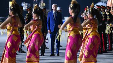 Tarian Khas Bali Sambut Kedatangan Presiden AS Joe Biden di Bali