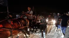 Warga Palestina mengendarai gerobak keledai di sepanjang jalan tanpa lampu jalan di kota al-Zawaida, Jalur Gaza tengah, pada 25 Juni 2024. (Bashar TALEB/AFP)