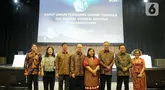 Direktur Utama SCM Sutanto Hartono (tengah) bersama sejumlah petinggi PT Surya Citra Media Tbk (SCMA) berfoto bersama usai Rapat Umum Pemegang Saham Tahunan (RUPST) di SCTV TOWER, Jakarta, Senin (28/4/2025). (Liputan6.com/Herman Zakharia)