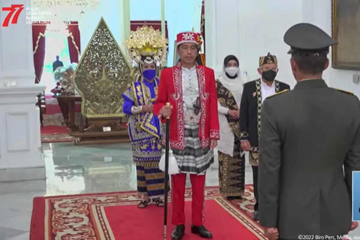 Iriana Jokowi Dampingi Presiden Pimpin Upacara HUT ke-77 RI dengan Mengenakan Sandal Heels Hermes