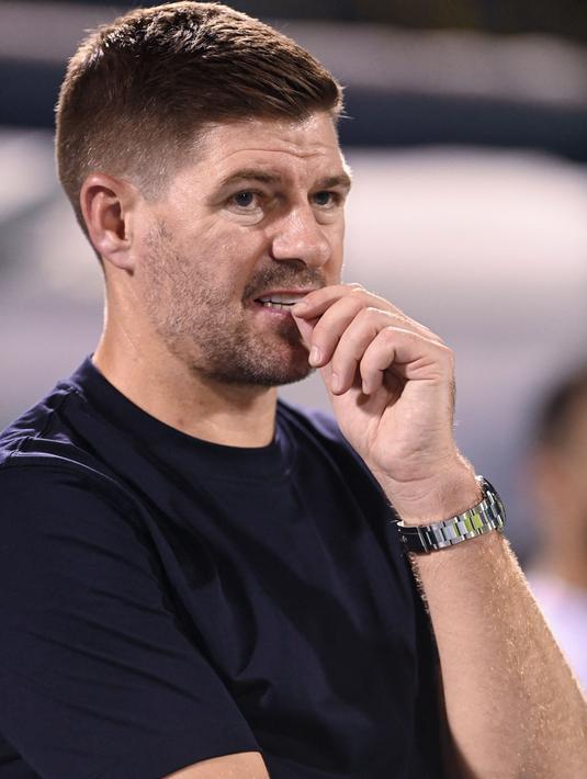 Reaksi pelatih kepala Al-Ettifaq, Steven Gerrard saat laga pekan pertama Liga Arab Saudi 2023/2024 melawan Al-Nassr di Prince Mohamed bin Fahd Stadium, Dammam, Selasa (15/08/2023) dini hari WIB. (AFP/Ali Alhaji)