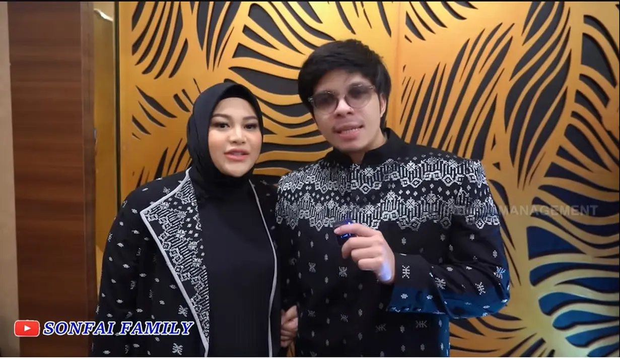 Sederet selebriti Tanah Air tampak hadir dengan busana glamor khas India. Kejutan digelar mewah dalam sebuah hall gedung di daerah Kuningan, Jakarta Selatan pada Selasa malam (12/9). [Youtube/SonFai Family]