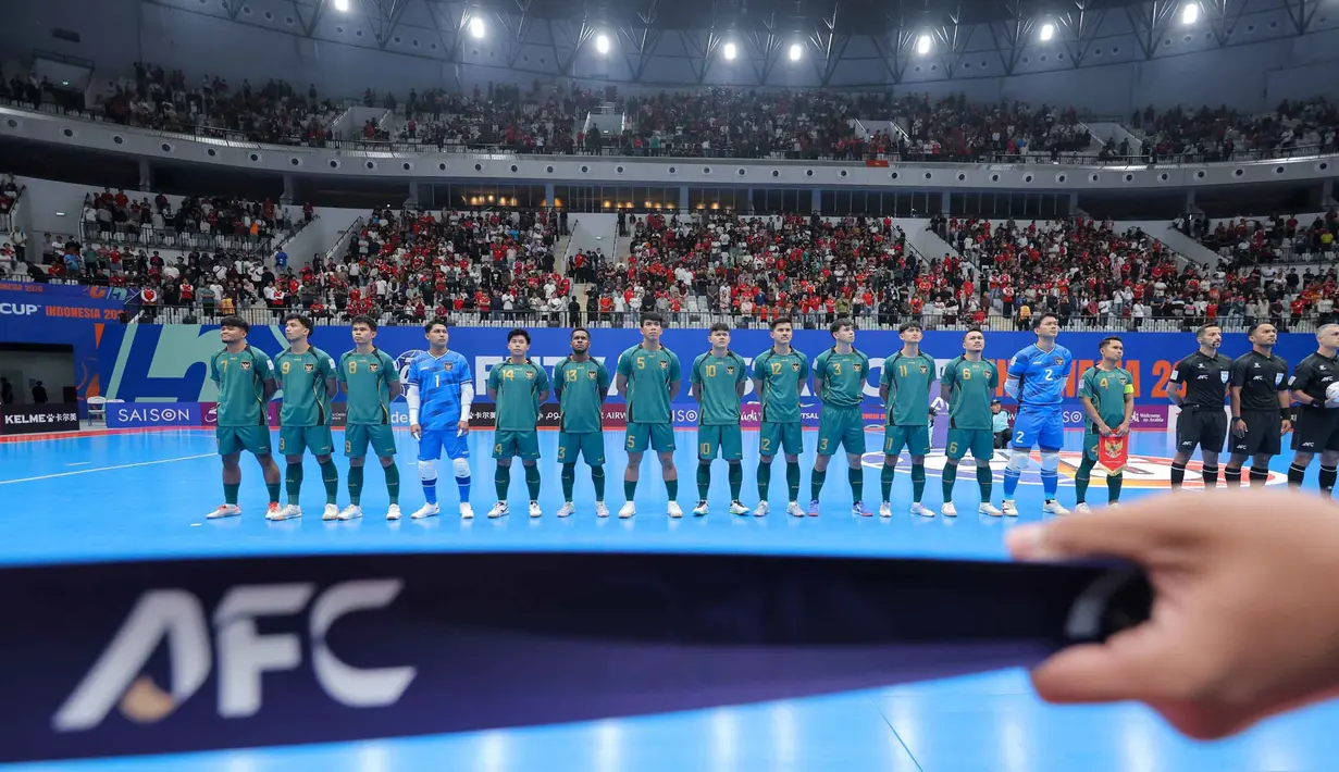 Kepastian ini diperoleh usai meraih kemenangan dramatis atas Vietnam dengan skor 3-2. Tampak dalam foto, pemain Timnas Futsal Indonesia sesaat sebelum bertanding melawan Vietnam pada babak perempat final Piala Asia Futsal 2026 di Indonesia Arena, Kompleks Gelora Bung Karno, Senayan, Jakarta, Selasa (3/2/2026). (Bola.com/Bagaskara Lazuardi)