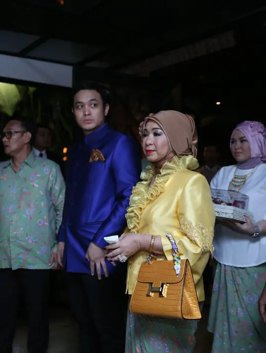 Keteganggan makin menjadi saat dirinya harus menunggu kedua keluarga besar sedang briefing. Saat menunggu keluarganya itu makin membuatnya tegang. (Nurwahyunan/Bintang.com)