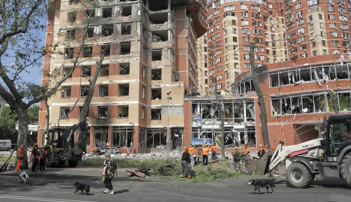 <p>"Akibat pertempuran udara dan gelombang ledakan, pusat bisnis, lembaga pendidikan, kompleks perumahan, tempat makan dan toko di pusat kota rusak," kata Komando Selatan melalui aplikasi perpesanan Telegram. (AP Photo/Nina Lyashonok)</p>