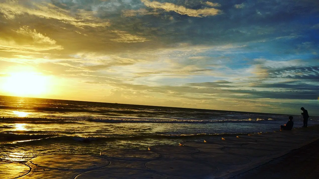 Menikmati Romantisme Sunset Cahaya Keemasan di Pantai Bengkulu 