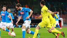 Striker Napoli, Gonzalo Higuain, gagal membawa timnya lolos ke babak 16 besar Liga Europa, setelah disingkirkan Villarreal lewat agregat 1-2. (AFP/Carlo Hermann)