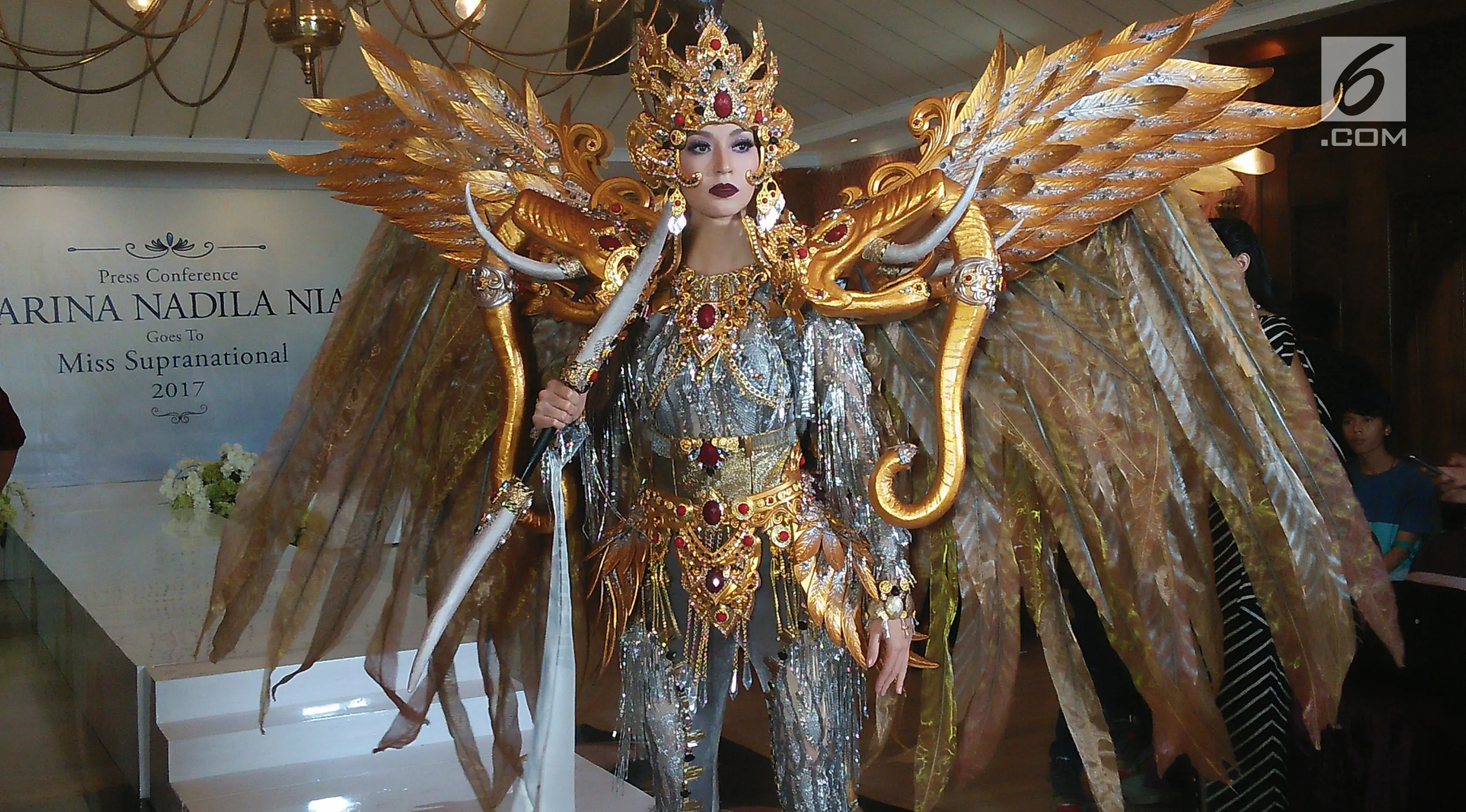 Karina Nadila akan menggunakan gaun bertema Lembuswaana: The Aparaturs of the King karya Jember Fashion Carnival di ajang Miss Supranational 2017. (Sapto Purnomo/Liputan6.com)