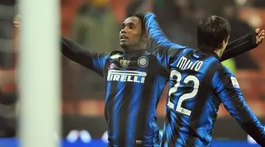 Duet penyerang Inter Milan, Samuel Eto'o dan Diego Milito, mencetak masing-masing satui gol untuk mengalahkan Cesena 3-2 dalam lanjutan Serie A di Milan, 19 Januari 2011. AFP PHOTO/GIUSEPPE CACACE